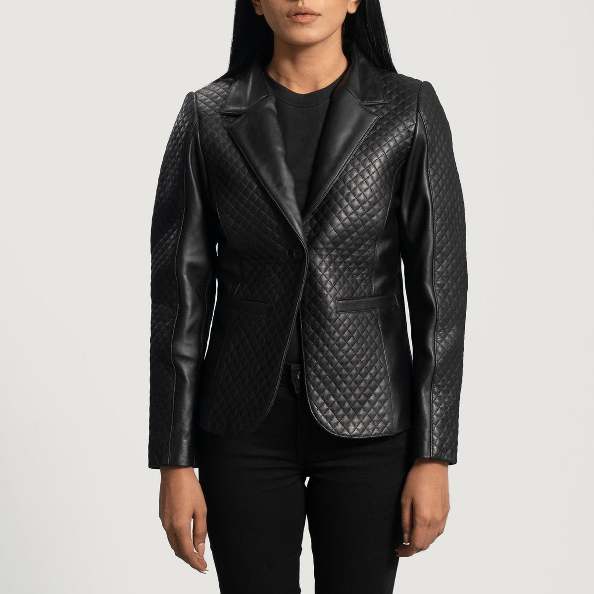 
Cora Acolchado Negro Blazer de Cuero de Cuero para Mujer in Black Sheepskin Leather - Vista frontal y silueta entallada | Comprar online