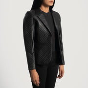 
Cora Acolchado Negro Blazer de Cuero de Cuero para Mujer - Vista lateral mostrando el corte ergonómico de mangas
