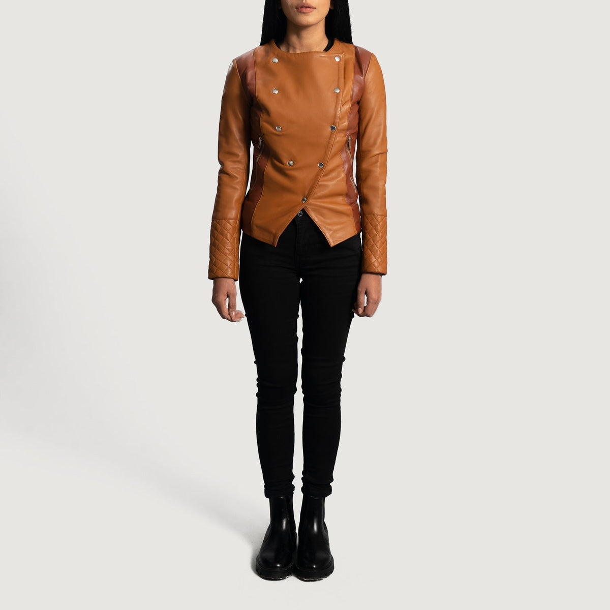 Detalle de cerca of Classic Collar &amp; Button Hardware on Women's County Tostado Overlap Chaqueta de Cuero para Mujer