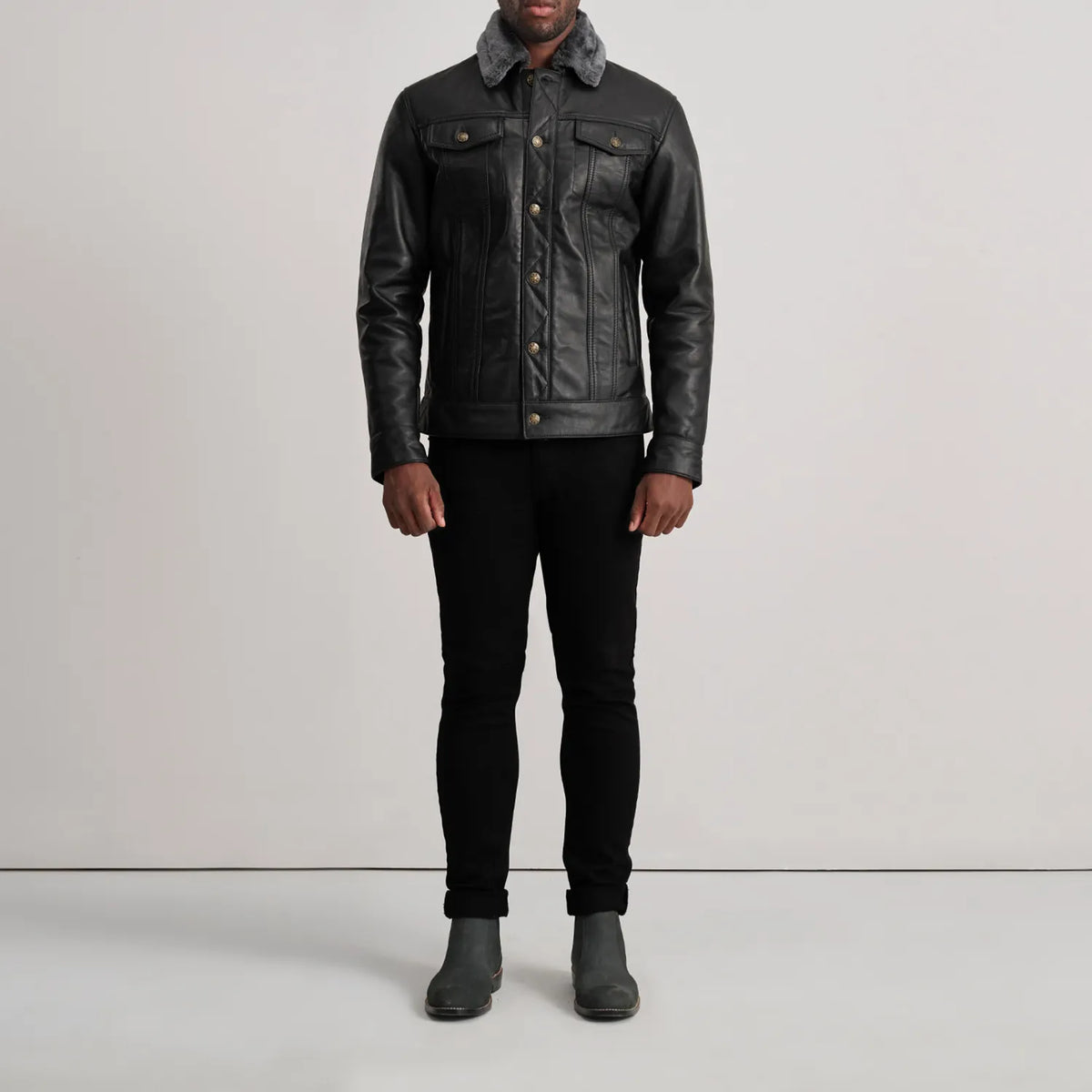 Dallis Negro Leather Shearling Trucker Chaqueta de Cuero para Hombre - Vista de perfil lateral con corte ergonómico de manga