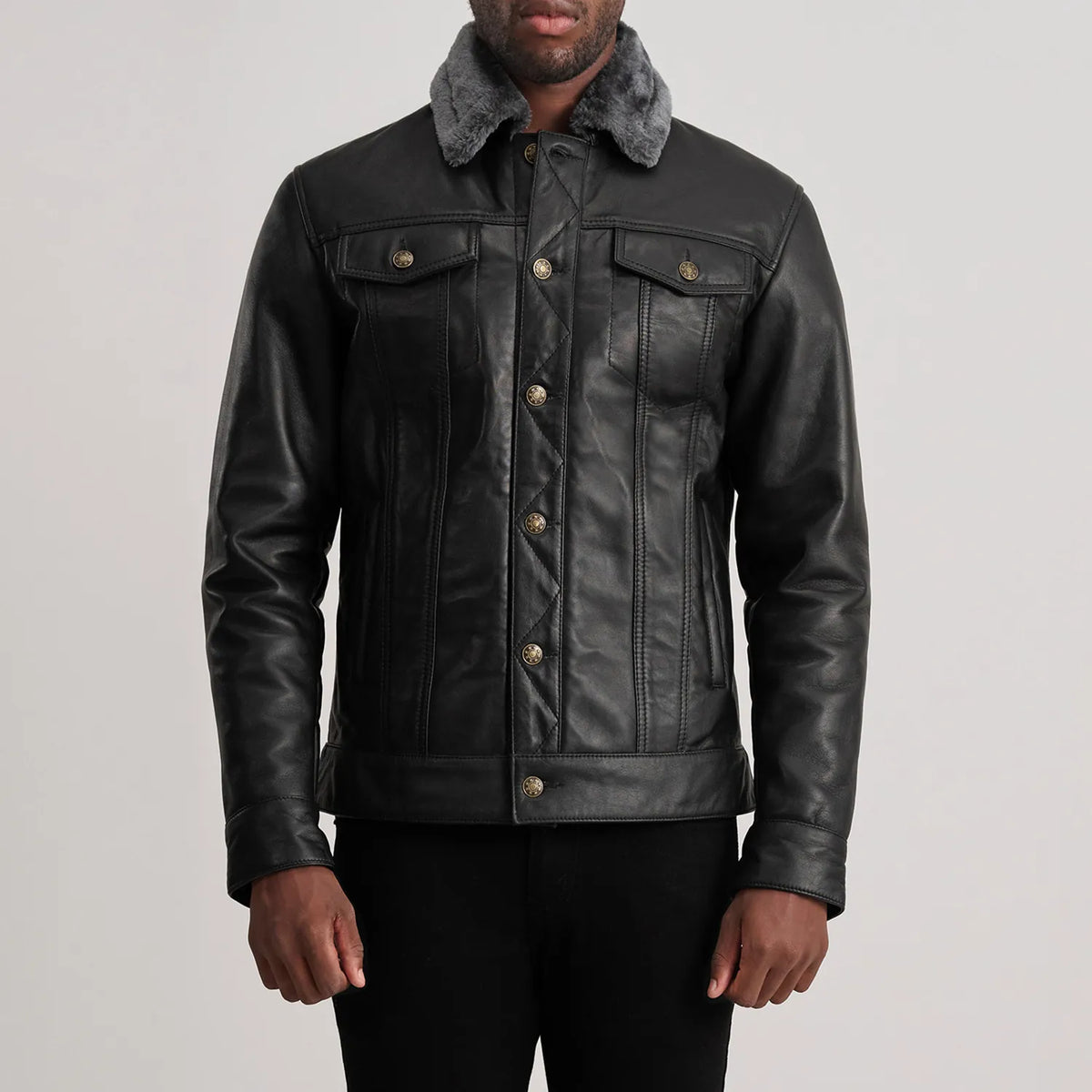 Detalle de cerca of Classic Collar &amp; Button Hardware on Dallis Negro Leather Shearling Trucker Chaqueta de Cuero para Hombre