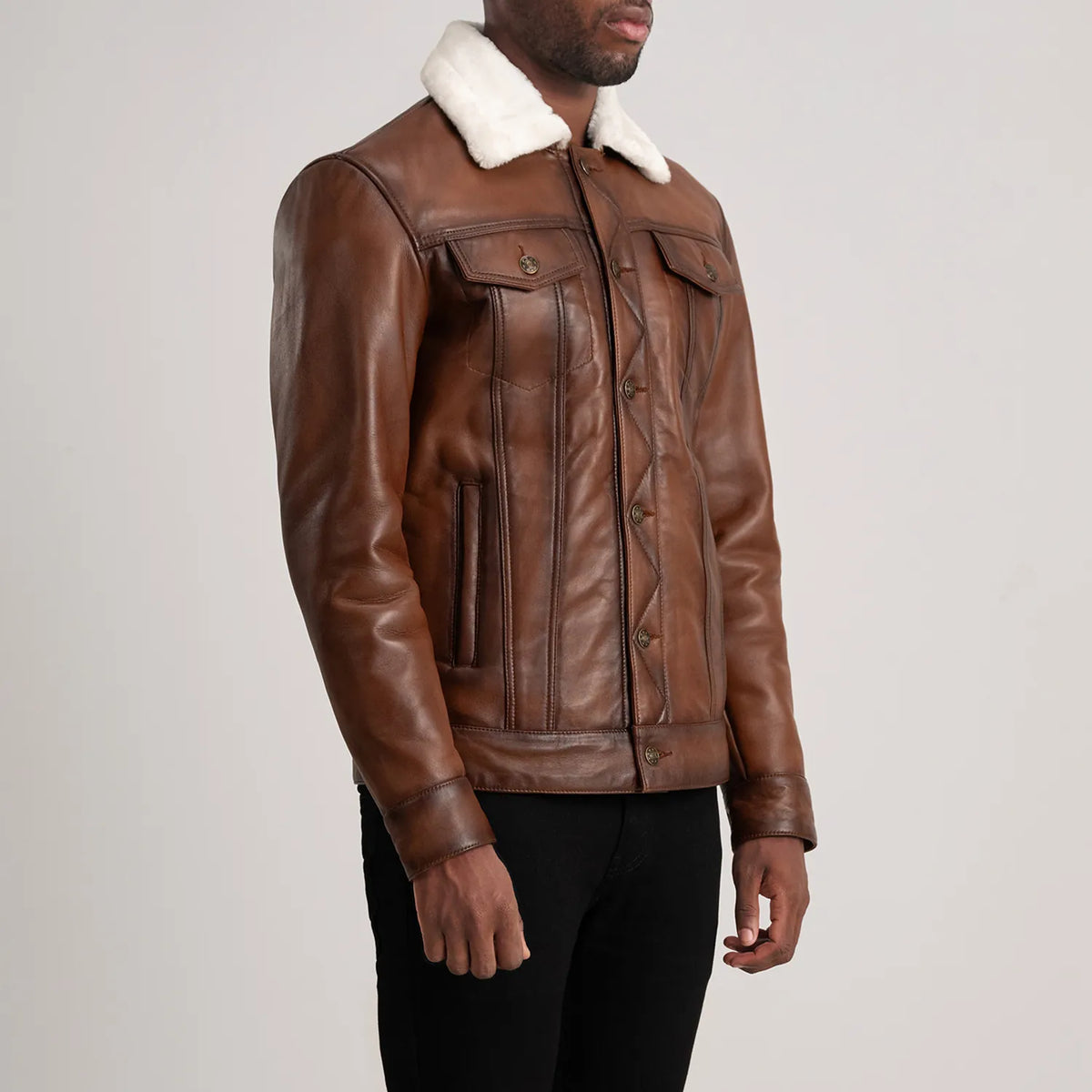 
Waxed Brown Sheepskin Leather Aviator Jacket - Vista posterior con hombros definidos y bajo impecable