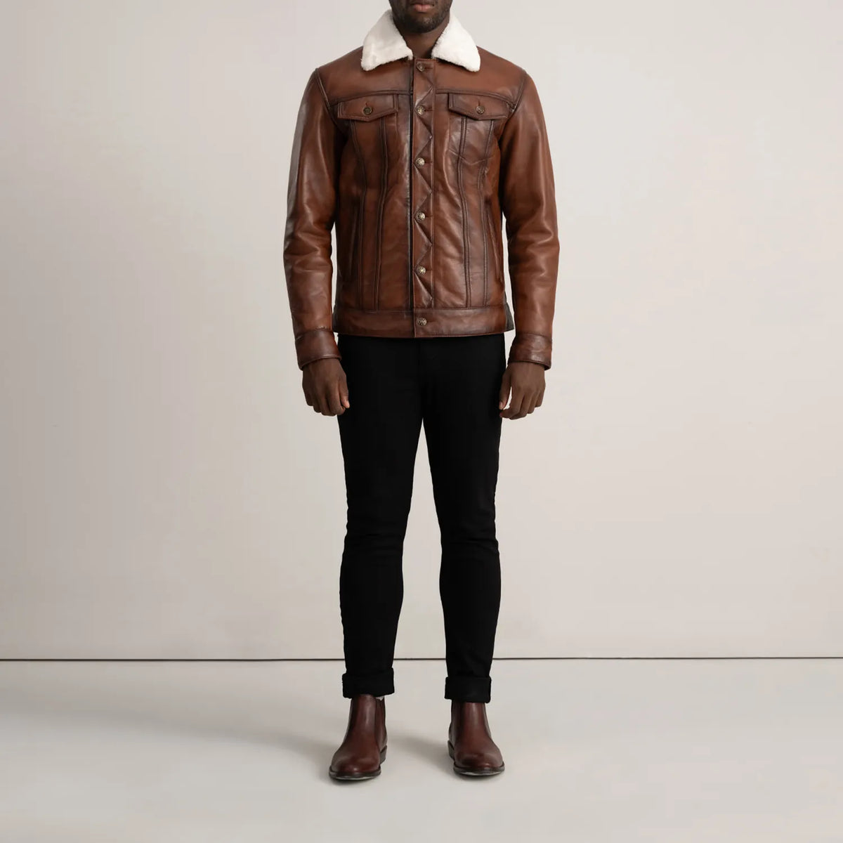 
Dallis Marrón Leather Shearling Trucker Chaqueta de Cuero para Hombre - Vista lateral mostrando el corte ergonómico de mangas