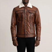 
Vista de detalle of Classic Collar & Button Hardware on Dallis Marrón Leather Shearling Trucker Chaqueta de Cuero para Hombre