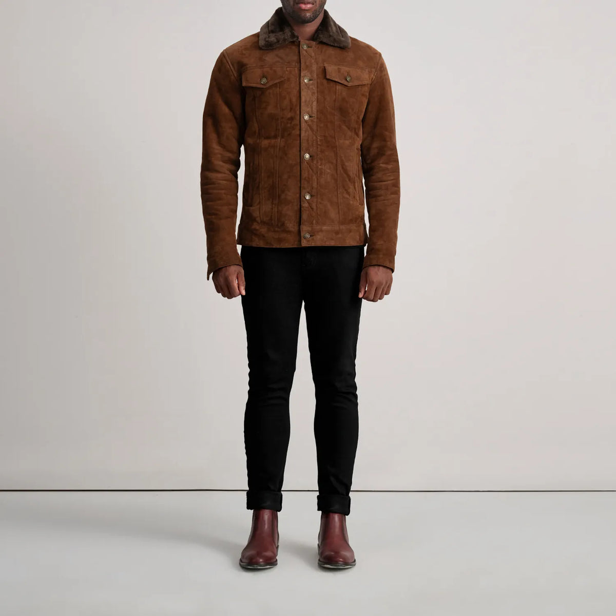 
Dallis Marrón Suede Shearling Trucker Chaqueta de Cuero para Hombre - Vista lateral mostrando el corte ergonómico de mangas