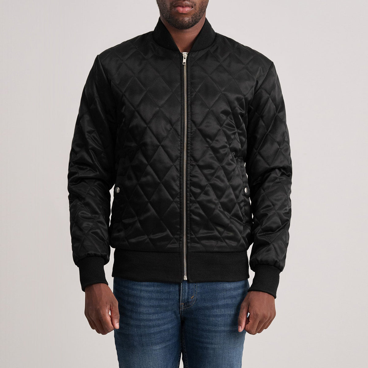 Danson Acolchado Negro Varsity Chaqueta de Cuero para Hombre in Black Satin - Vista frontal y silueta a medida | Comprar online