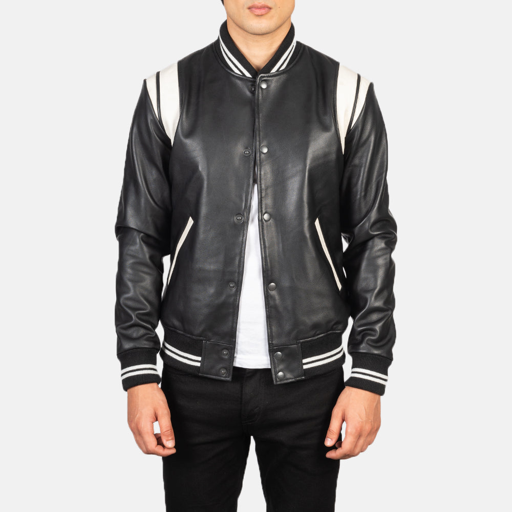 
Dantee Negro Leather Varsity Chaqueta de Cuero para Hombre in Black & White Sheepskin Leather - Vista frontal y silueta entallada | Comprar online