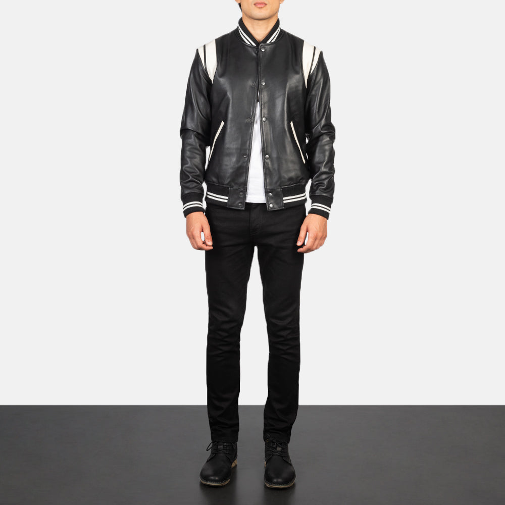 
Dantee Negro Leather Varsity Chaqueta de Cuero para Hombre - Vista lateral mostrando el corte ergonómico de mangas