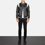 
Dantee Negro Leather Varsity Chaqueta de Cuero para Hombre - Vista lateral mostrando el corte ergonómico de mangas