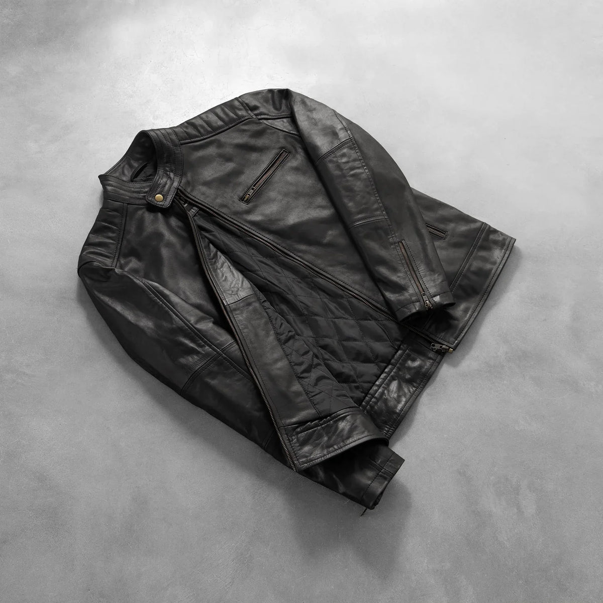 
Perspectiva del modelo vistiendo Dean Negro Chaqueta Biker de Cuero para Hombre en modelo con caída natural bajo luz de día