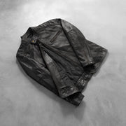 
Perspectiva del modelo vistiendo Dean Negro Chaqueta Biker de Cuero para Hombre en modelo con caída natural bajo luz de día