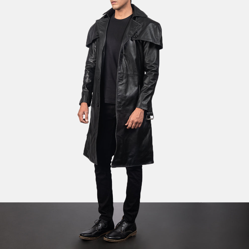 
Deux Negro Leather Duster para Hombre - Vista lateral mostrando el corte ergonómico de mangas