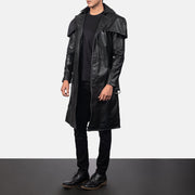 
Deux Negro Leather Duster para Hombre - Vista lateral mostrando el corte ergonómico de mangas