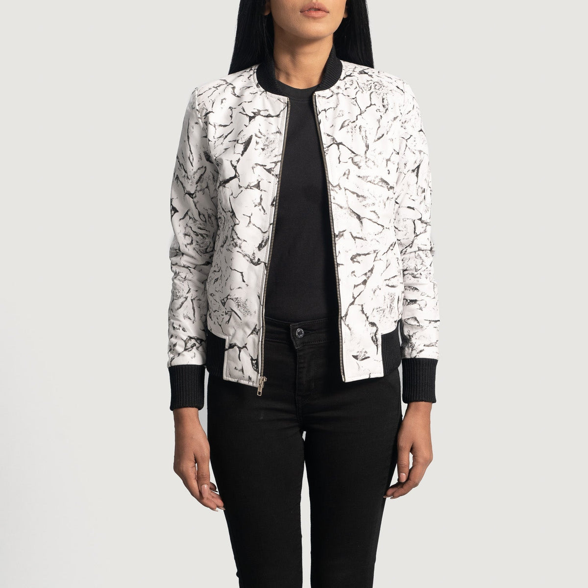 Donna Blake Blanco Cazadora Bomber de Cuero para Mujer - Vista de perfil mostrando el corte ergonómico de manga