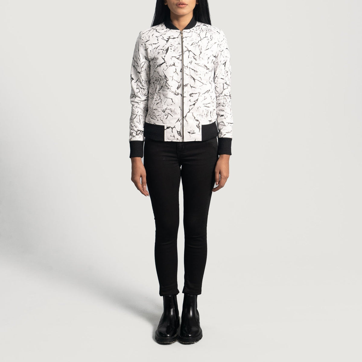 Detalle de cerca of Varsity &amp; Zipper Hardware on Donna Blake Blanco Cazadora Bomber de Cuero para Mujer