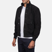 
Brown Goatskin Suede Bomber Jacket - Vista posterior con hombros definidos y bajo impecable