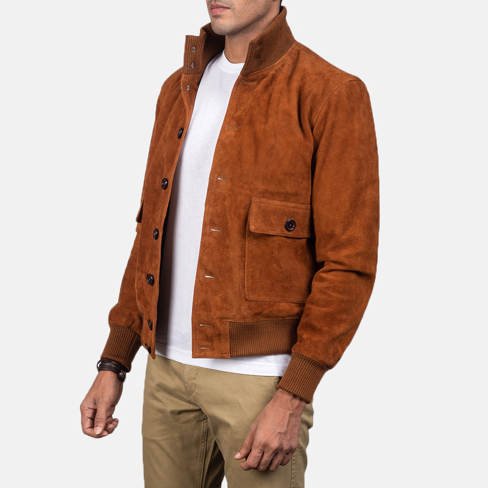 
Perspectiva del modelo vistiendo Eaton Brown Suede Bomber Jacket en modelo con caída natural bajo luz de día