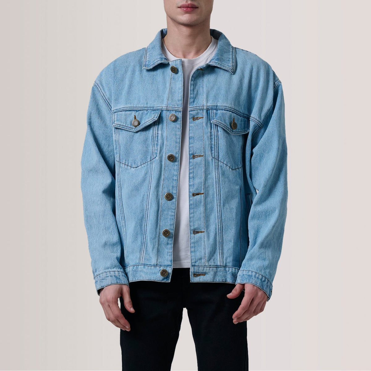 
Eddie Light Azul Oversized Denim Trucker Chaqueta de Cuero para Hombre For Men in Light Blue Full-Grain Leather - Vista frontal y silueta entallada | Comprar online
