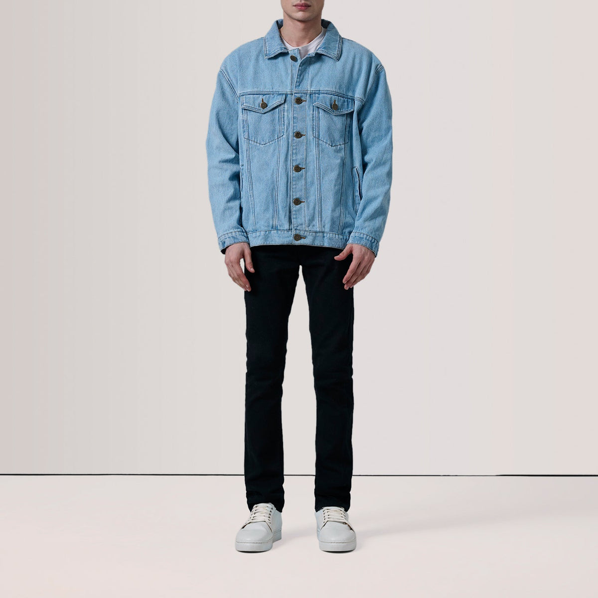 
Light Blue Full-Grain leather Jacket - Vista posterior con hombros definidos y bajo impecable