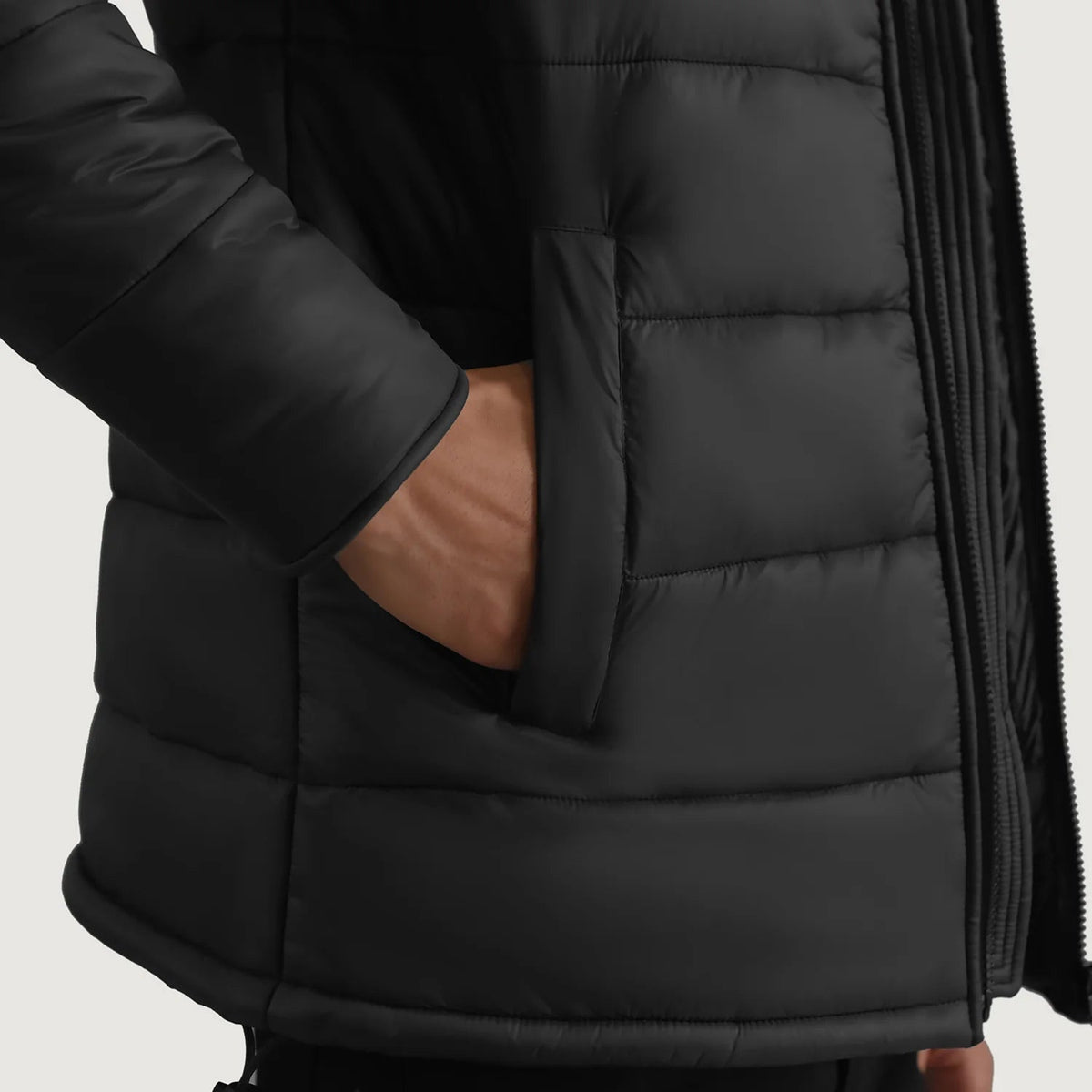 
Vista interior Showing Quilted Viscose Lining & Dos bolsillos interiores de utilidad