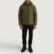 
Erico Verde Hooded Puffer Chaqueta de Cuero para Hombre - Vista lateral mostrando el corte ergonómico de mangas