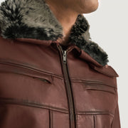 
Evan Hart Fur Marrón Chaqueta de Cuero para Hombre - Vista lateral mostrando el corte ergonómico de mangas