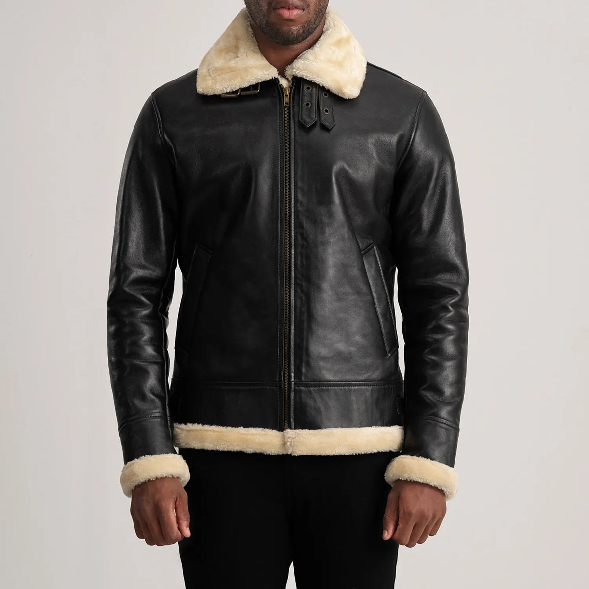 Detalle de cerca of Buckled Collar &amp; Zipper Hardware on Men's Francis B-3 Black Leather Bomber Jacket
