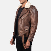
Perspectiva del modelo vistiendo Furton Black Leather Biker Jacket en modelo con caída natural bajo luz de día