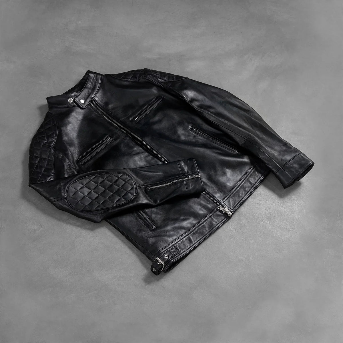 
Detalle artesanal del bajo en Gatsby Quilted Black Leather Biker Jacket