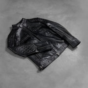 
Detalle artesanal del bajo en Gatsby Quilted Black Leather Biker Jacket
