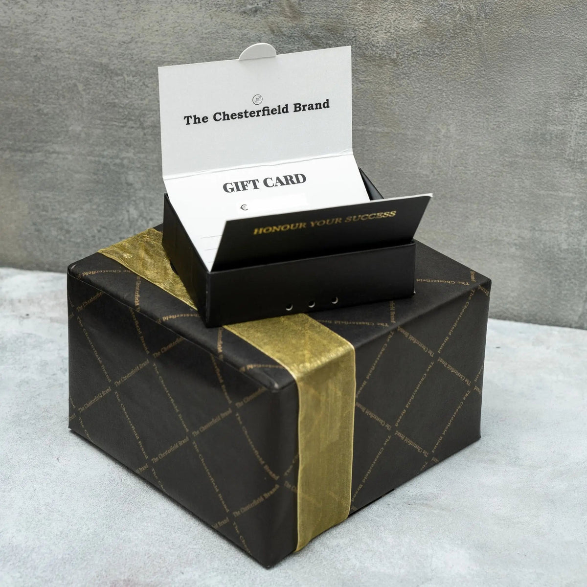 
Giftset Leather Writing Case and Pen (Passport holder) - Vista lateral mostrando el corte ergonómico de mangas
