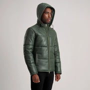 
Perspectiva del modelo vistiendo Gordon Tan Hooded Leather Puffer Jacket en modelo con caída natural bajo luz de día