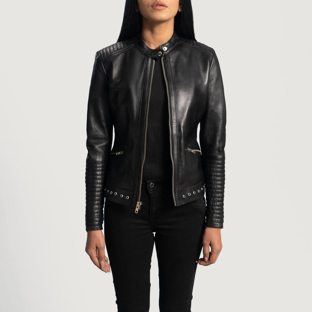 
Black Sheepskin Leather Biker Jacket - Vista posterior con hombros definidos y bajo impecable