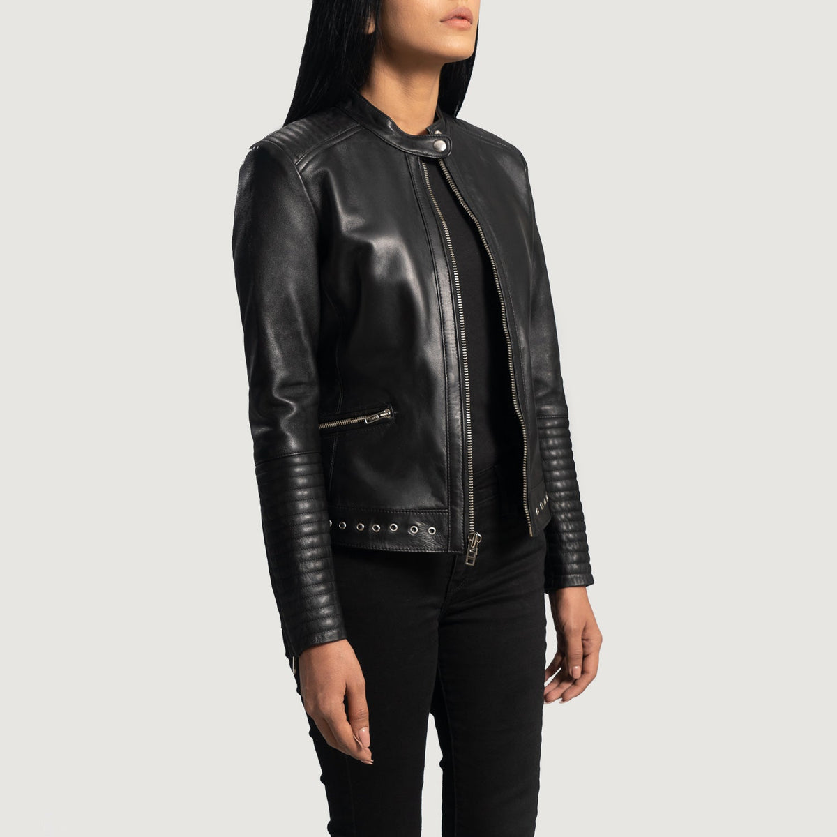 
Haley Ray Negro Chaqueta Biker de Cuero para Mujer - Vista lateral mostrando el corte ergonómico de mangas