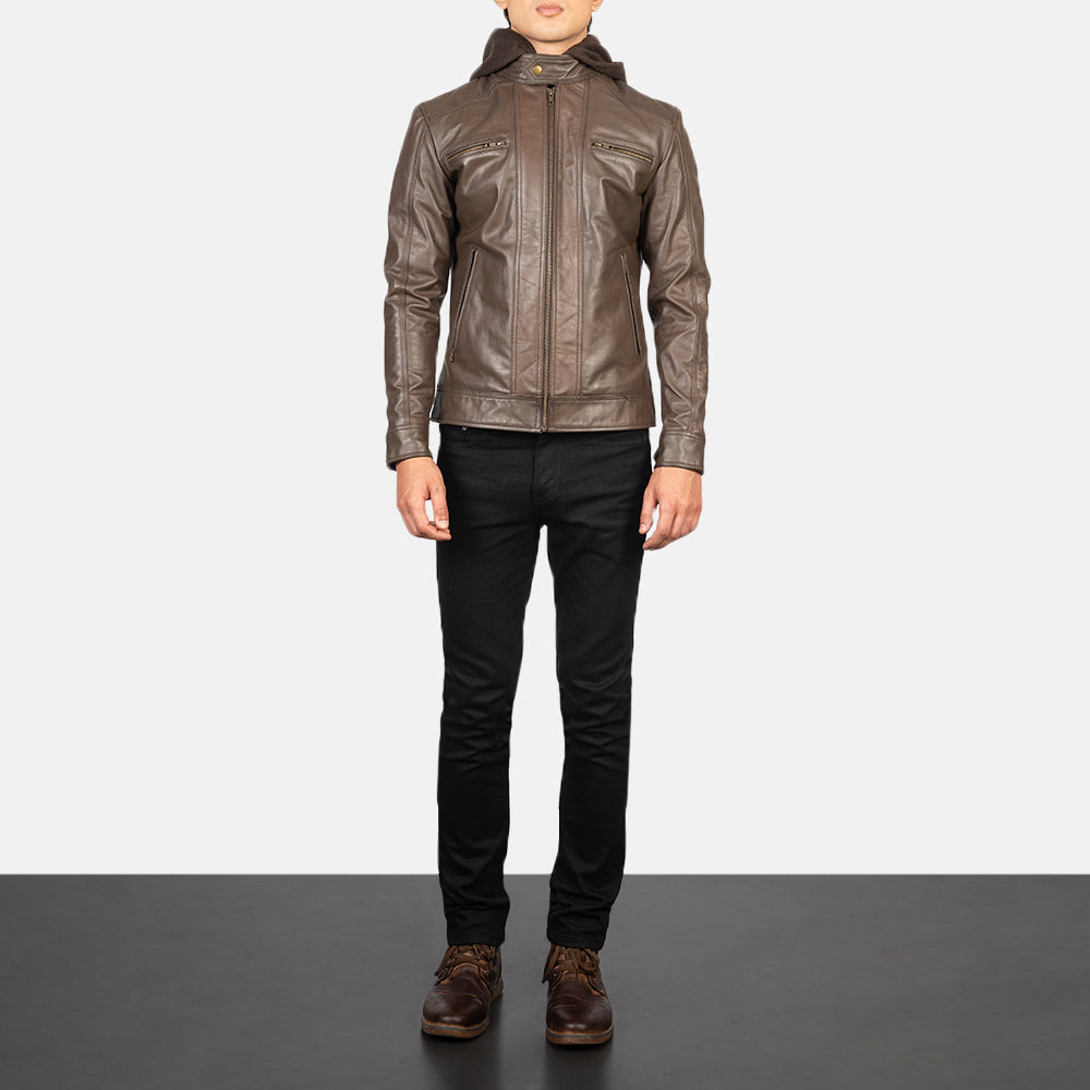
Hector Marrón Hooded Chaqueta Biker de Cuero para Hombre - Vista lateral mostrando el corte ergonómico de mangas