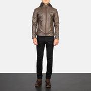 
Hector Marrón Hooded Chaqueta Biker de Cuero para Hombre - Vista lateral mostrando el corte ergonómico de mangas