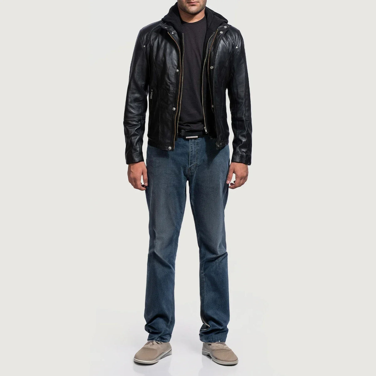 Men's Highschool Black Leather Jacket - Vista de perfil lateral con corte ergonómico de manga