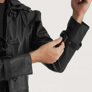 
Vista de detalle of Shirt collar with a large hood & Belted Hardware on Huntsman Negro Hooded Gabardina Trench de Cuero para Hombre