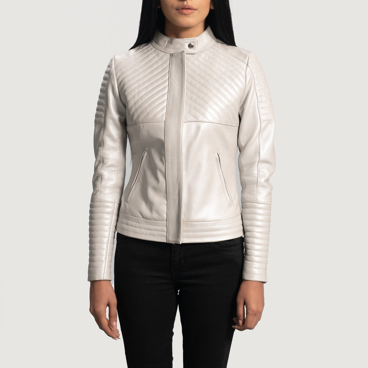 Ice Maiden Silver Quilted Leather Biker Jacket in Silver Sheepskin Leather - Vista frontal y silueta entallada | Comprar online