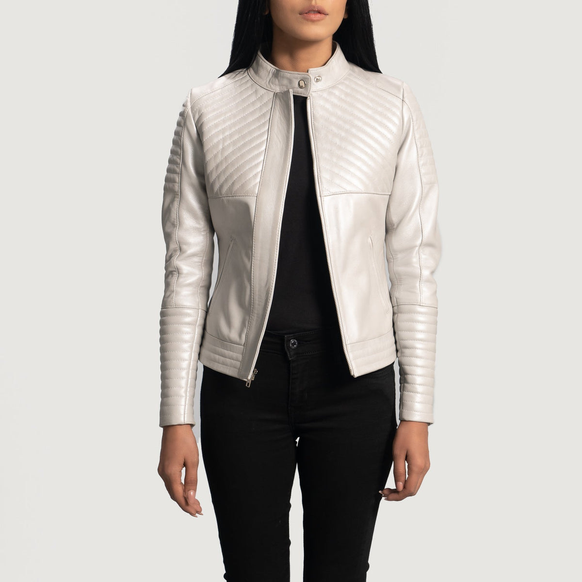 Women's Ice Maiden Silver Acolchado Chaqueta Biker de Cuero para Mujer - Vista de perfil lateral con corte ergonómico de manga