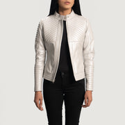 Women's Ice Maiden Silver Acolchado Chaqueta Biker de Cuero para Mujer - Vista de perfil lateral con corte ergonómico de manga