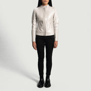 Detalle de cerca of Band with snap button &amp; Zipper Hardware on Women's Ice Maiden Silver Acolchado Chaqueta Biker de Cuero para Mujer
