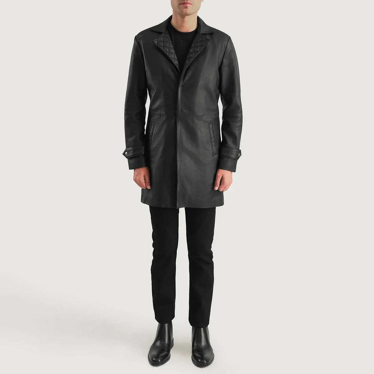 Infinity Black Leather Coat - Vista de perfil lateral con corte ergonómico de manga