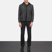 
Jimmy Negro Hooded Windbreaker Chaqueta de Cuero para Hombre - Vista lateral mostrando el corte ergonómico de mangas