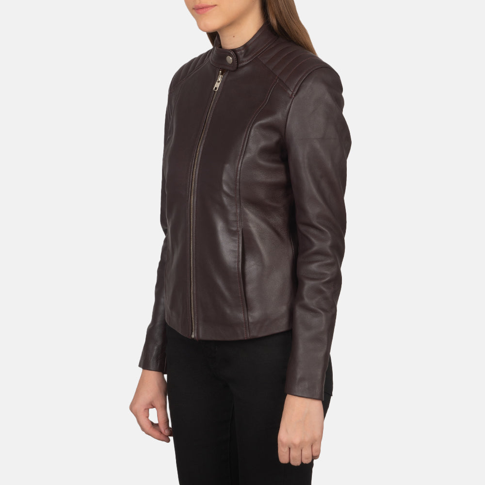 
Perspectiva del modelo vistiendo Kelsee Navy Blue Suede Biker Jacket en modelo con caída natural bajo luz de día