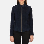 
Primer plano del cuello con broche a presión y cremalleras de Kelsee Navy Blue Suede Biker Jacket