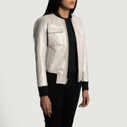 Women's Lana Silver Cazadora Bomber de Cuero para Mujer - Vista de perfil lateral con corte ergonómico de manga