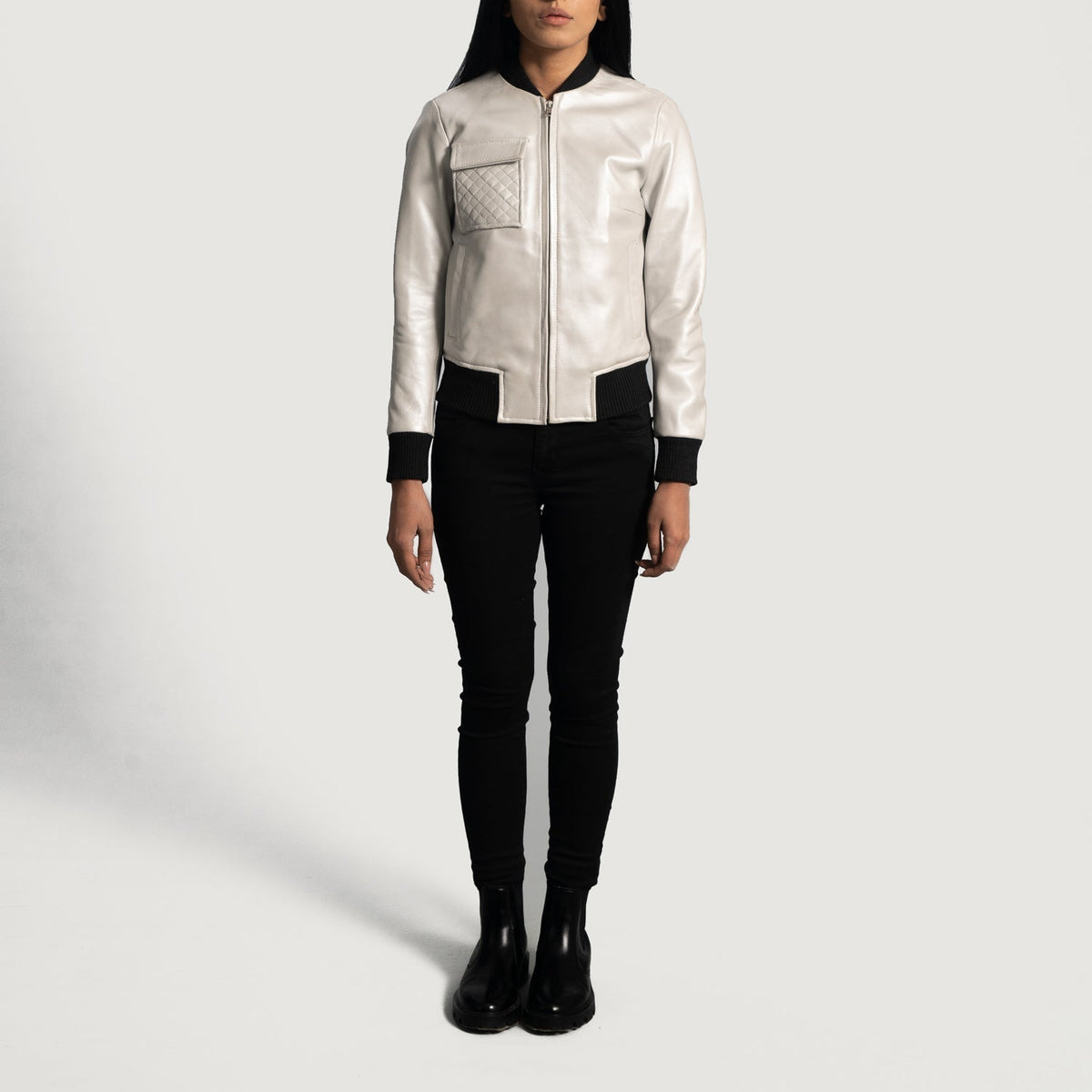 Detalle de cerca of Varsity &amp; Zipper Hardware on Women's Lana Silver Cazadora Bomber de Cuero para Mujer