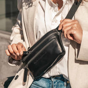 
Classic 100% Full-Grain leather Bag - Perspectiva trasera con correas de cuero reforzadas