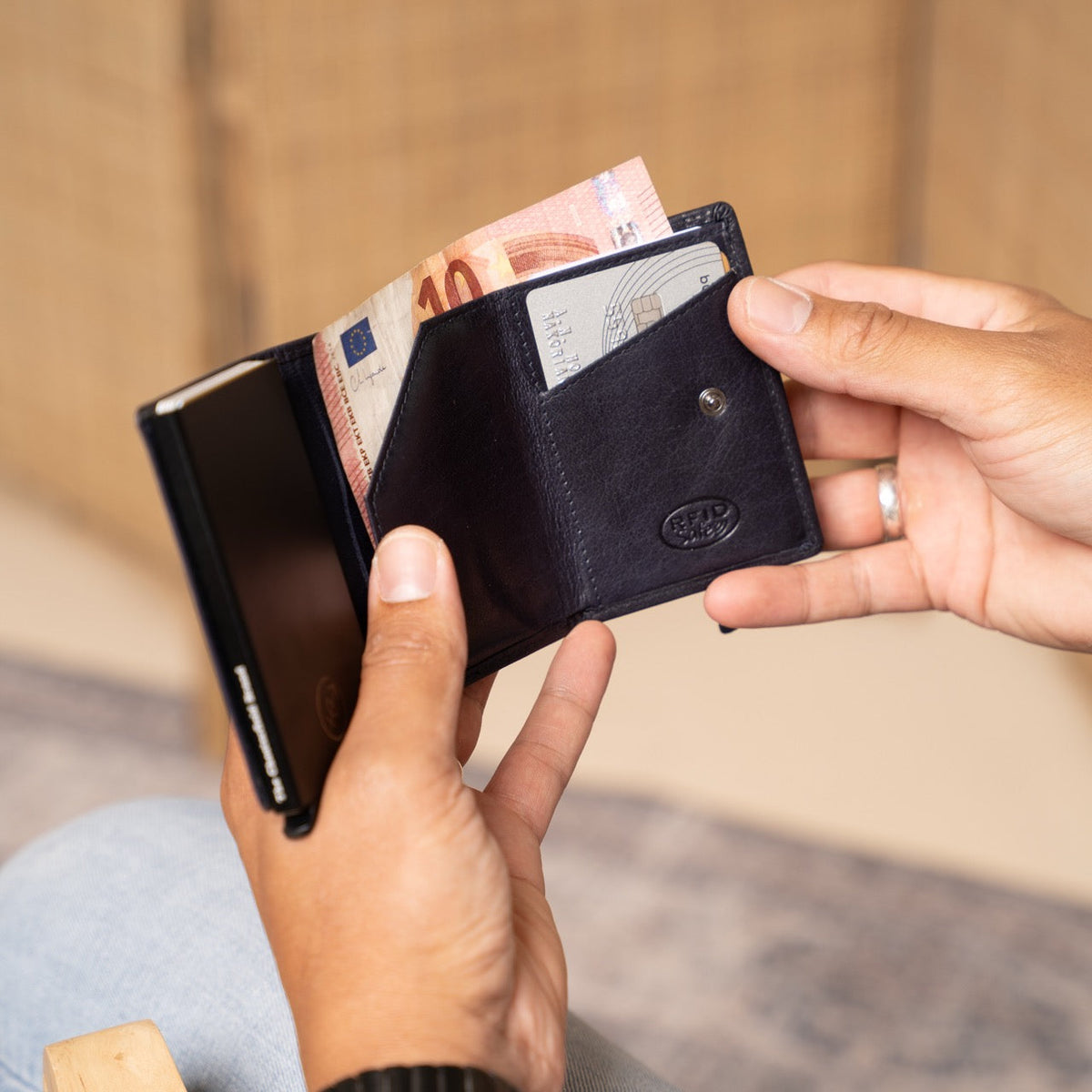Paris Full-Grain Leather Card Holder para Mujer – Vista alternativa del producto 3